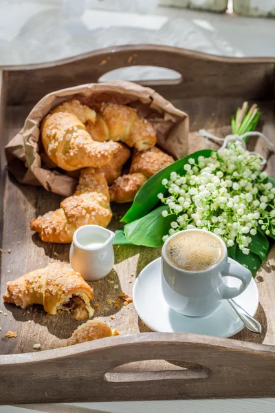 Café da manhã primavera com croissant e café — Fotografia de Stock