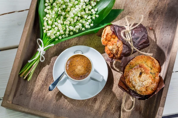 Lahodná horká káva a sladké muffin — Stock fotografie