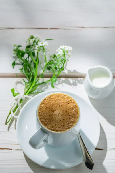 Süßer Kaffee mit Maiglöckchen — Stockfoto