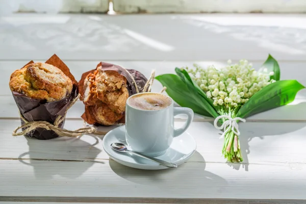 Leckerer heißer Kaffee und süßer Muffin — Stockfoto