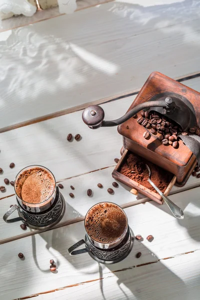 Aromatic ground coffee and old grinder — Stock Photo, Image