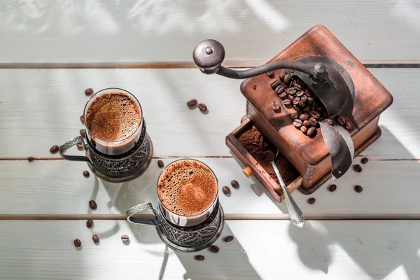 Vers gemalen koffie met bonen — Stockfoto