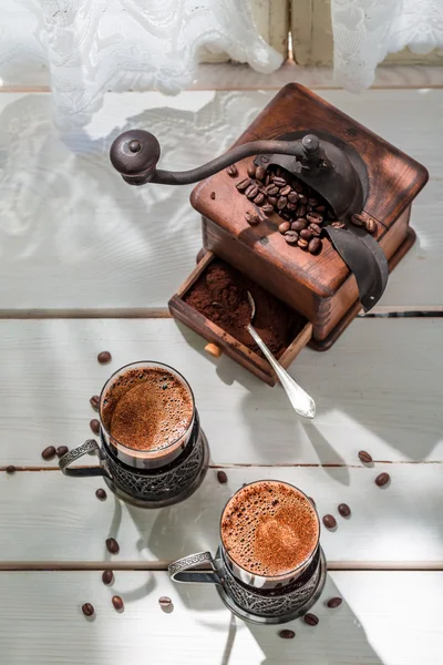Caffè appena macinato e vecchio macinino — Foto Stock