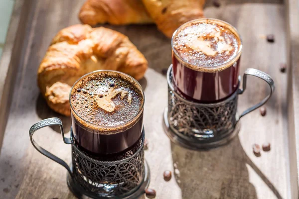 Γλυκό πρωινό με καφέ και φρέσκα κρουασάν — Φωτογραφία Αρχείου