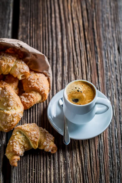 Lezzetli kahve ve kruvasan kahvaltı için — Stok fotoğraf