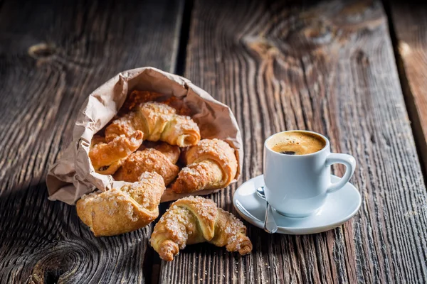 Croissant proaspăt delicios și cafea pentru micul dejun — Fotografie, imagine de stoc