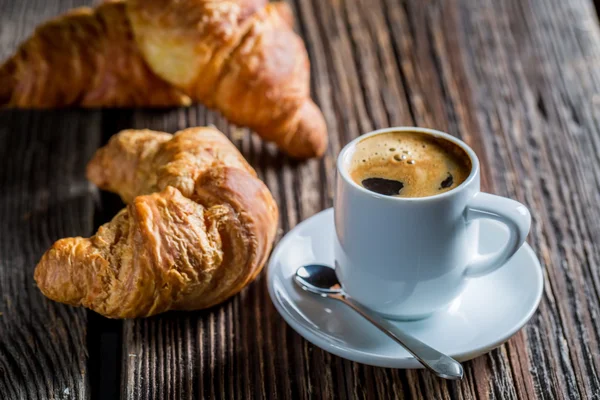 Heerlijke koffie en verse croissants voor het ontbijt — Stockfoto