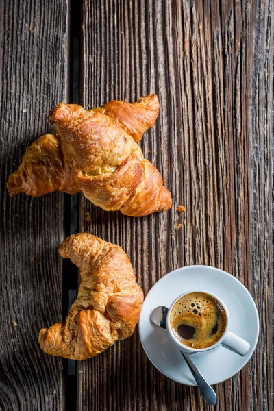 Delicioso croissant y café caliente para el desayuno — Foto de Stock