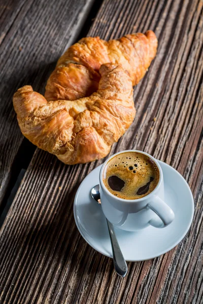 Lezzetli sıcak kahve ve kruvasan kahvaltı için — Stok fotoğraf