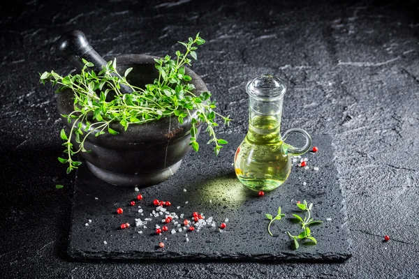 Intensive herbs and spices in mortar — Stockfoto