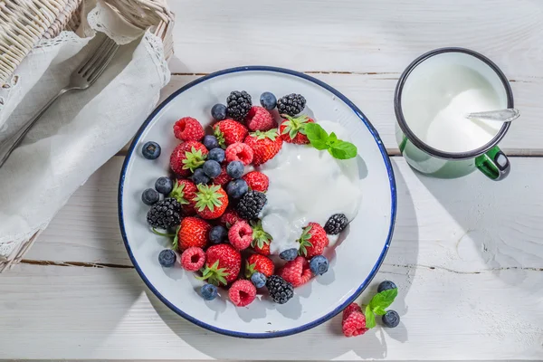 Healthy berry fruits with yogurt — Stock Photo, Image