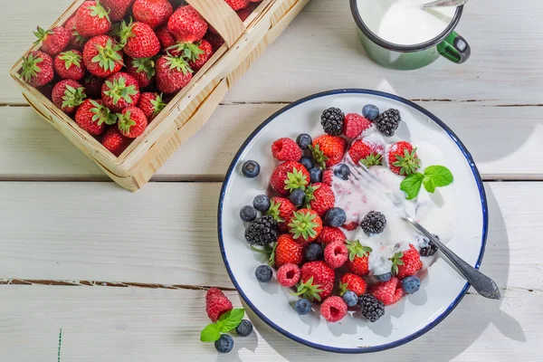 Frutos silvestres frescos com creme — Fotografia de Stock