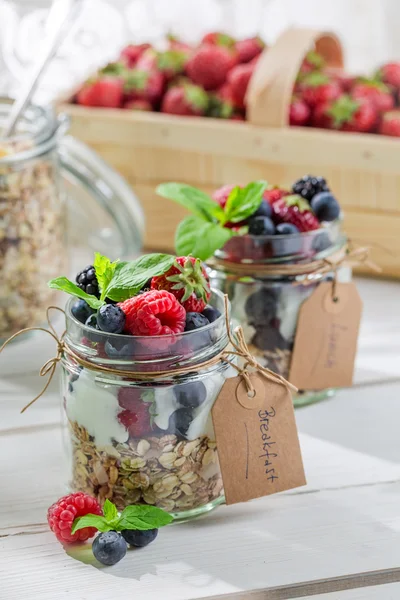 Tasty breakfast with fruits and yogurt — Stock Photo, Image