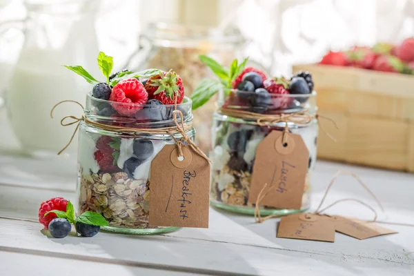 Sabrosa granola con frutas de bayas y yogur — Foto de Stock