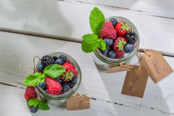 Здоровый мюсли с йогуртом и фруктами — стоковое фото
