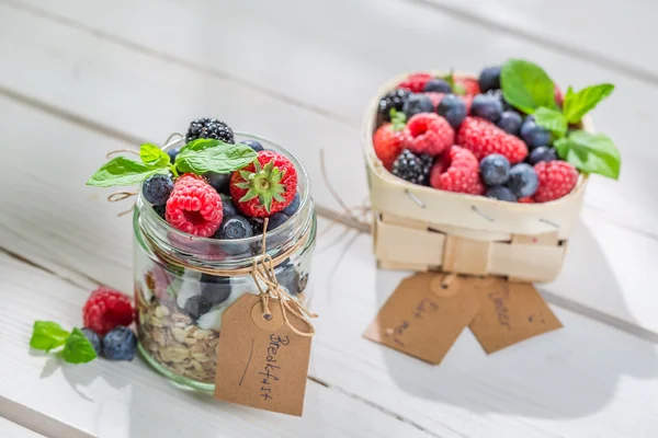 Healthy granola with fruits and yogurt — Stock Photo, Image