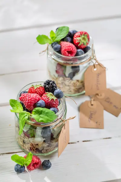 Fresh granola with yogurt and berry fruits — Stock Photo, Image