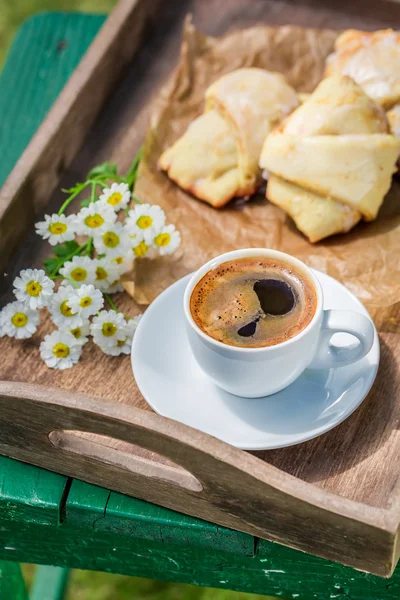 Leckeres Croissant und Kaffee — Stockfoto