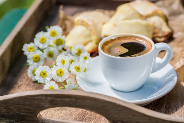 Sladká káva a croissant — Stock fotografie