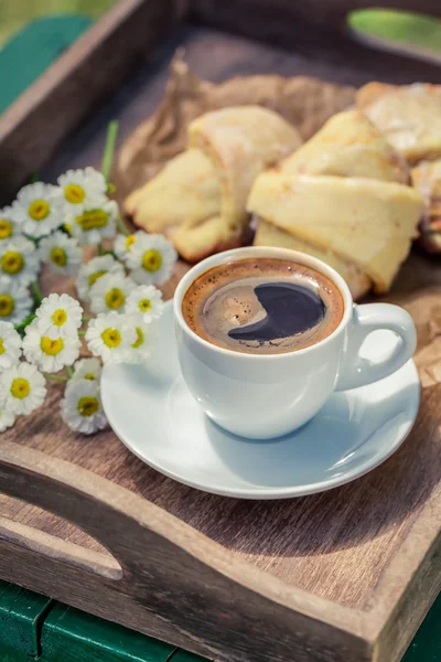 Vynikajícími croissanty a káva na snídani — Stock fotografie