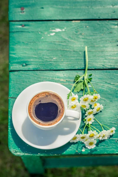 Delicious coffee in garden — Stock fotografie