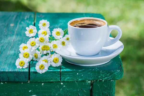 Hot coffee for breakfast with flowers — Stock fotografie