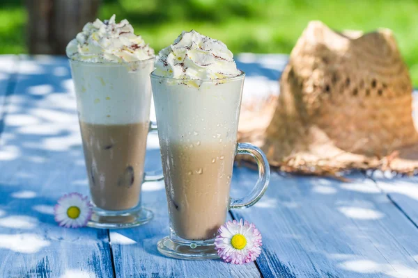 Delicious latte in sunny garden — Zdjęcie stockowe