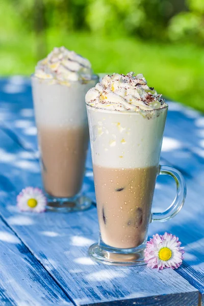 Cold coffee in sunny garden — 图库照片