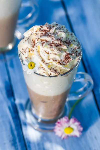 Cold latte in sunny garden — Stock fotografie