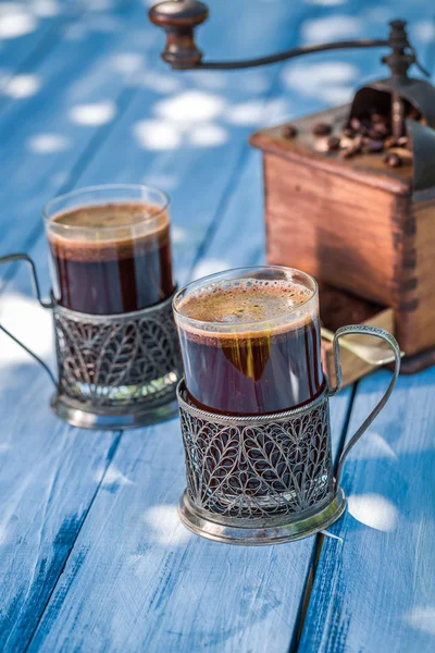 Aromatischer gemahlener Kaffee im Garten — Stockfoto