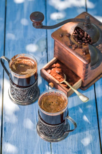 Freshly milled coffee in garden — Stockfoto