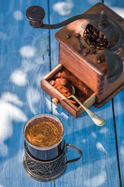 Freshly milled ground coffee in garden — Stockfoto