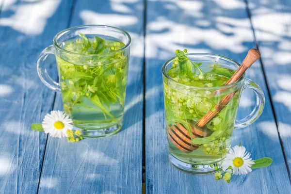 Fresh tea with honey with in sunny day — Stock Photo, Image