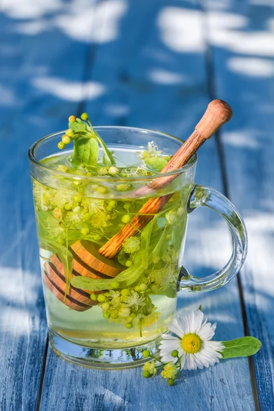 Sweet tea with honey with in summer — Stockfoto
