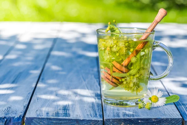 Sweet tea with honey with in sunny day — Stock Photo, Image