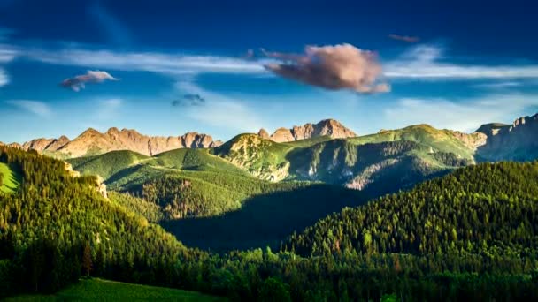 Puesta de sol en Zakopane vista a las montañas de Tatra — Vídeo de stock