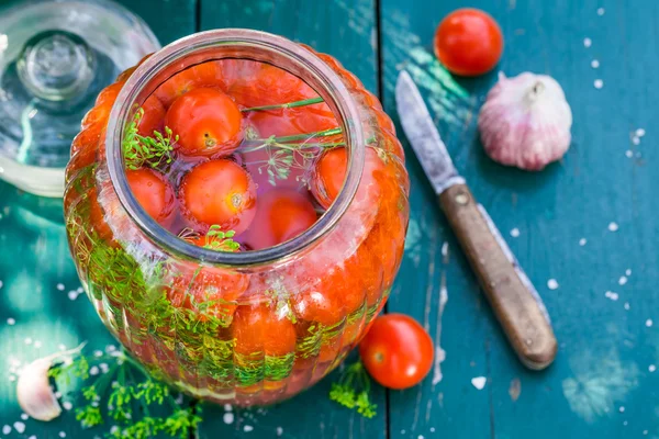 Verse ingemaakte tomaten in de pot — Stockfoto