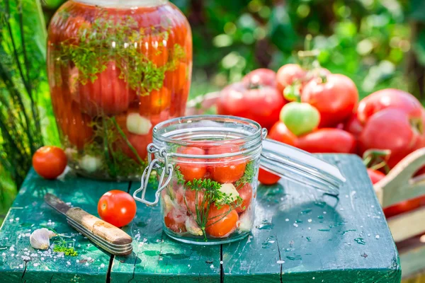 Préparation des tomates en conserve dans le bocal — Photo