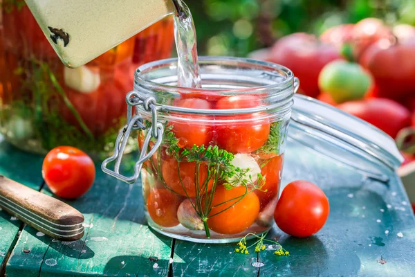Ingrediënten voor Ingeblikte tomaten in de pot — Stockfoto