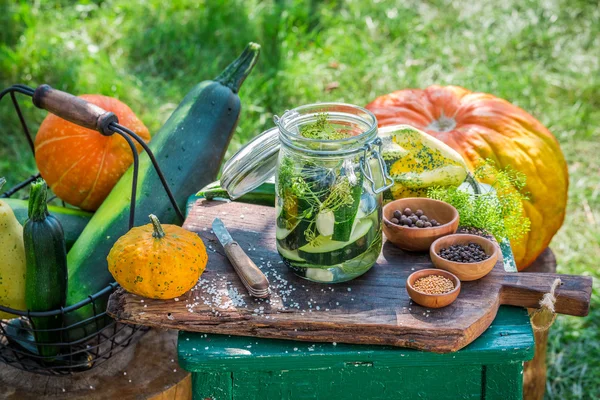 Homemade ingeblikte squash in de pot — Stockfoto