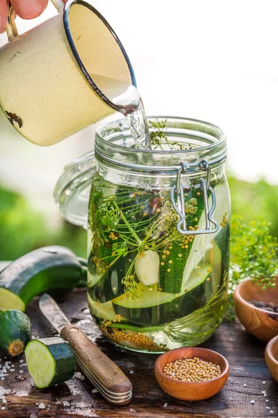 Natuurlijke ingemaakte courgette in de zomer — Stockfoto