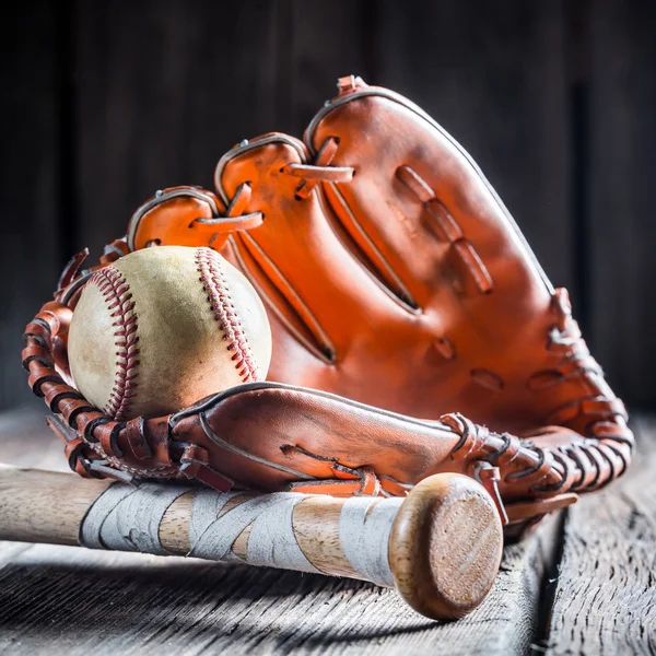 Goldener Handschuh und alter Baseballball — Stockfoto