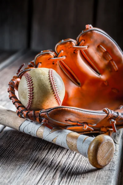 Bola de béisbol vieja y guante dorado —  Fotos de Stock