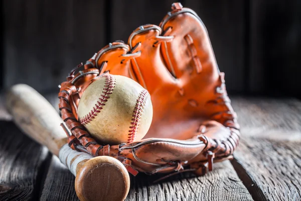 皮革手套的老式棒球 — 图库照片