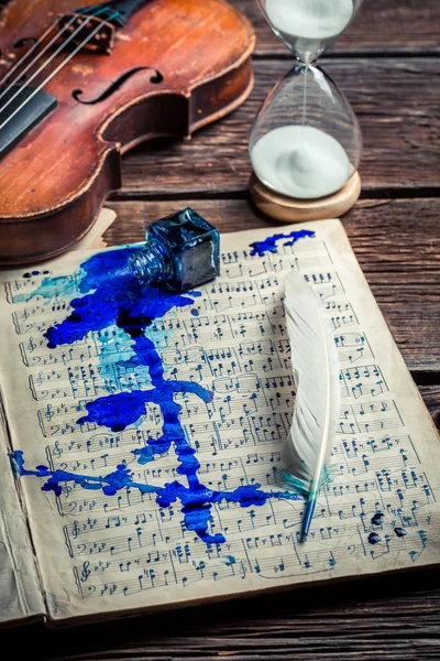 Old violin and sheets with ink and feather — Stock Photo, Image
