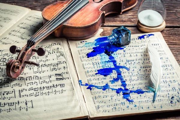 Old violin and sheets on old wooden table — Stock Photo, Image