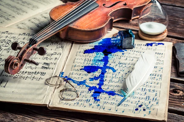 Old sheets and violin on old wooden table — Stock Photo, Image