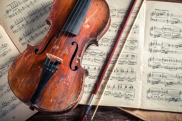 Alte Geige und Notenblätter mit Tinte und Feder — Stockfoto