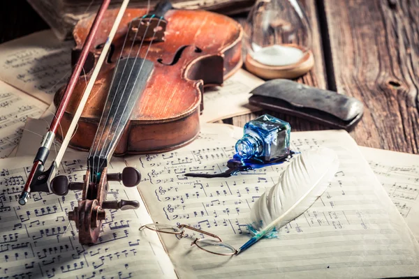 Hojas retro y violín con tinta y pluma — Foto de Stock