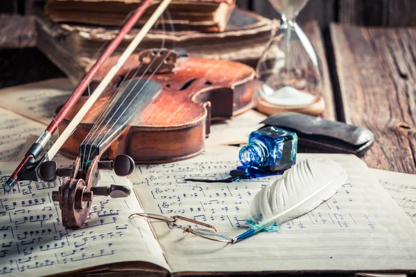 Retro sheets and violin on old wooden table — Stockfoto